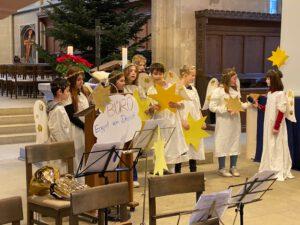 Kinder als Engel verkleidet in der Kirche
