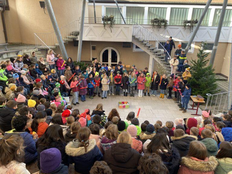 volles Atrium, Schüler mit Boomwhackers