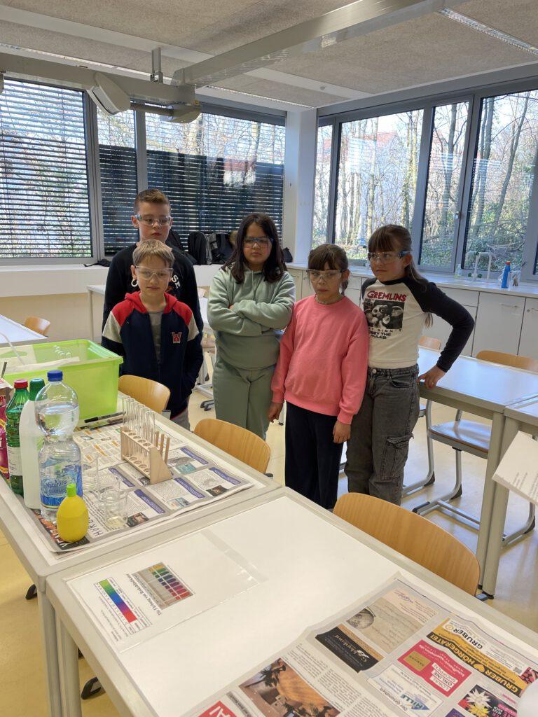 Kinder beim Experimentieren