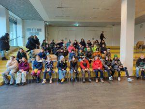 Gruppenbild im Gymnasium