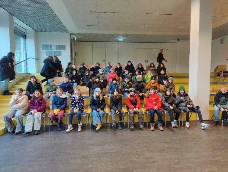 Gruppenbild im Gymnasium