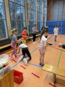 Kinder stehen am Parcours an