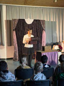 Theaterspielende Frau