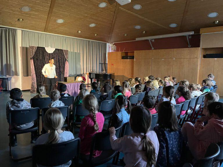 Theaterstück im Musiksaal