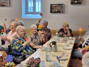 Ältere Damen mit Papierblumen