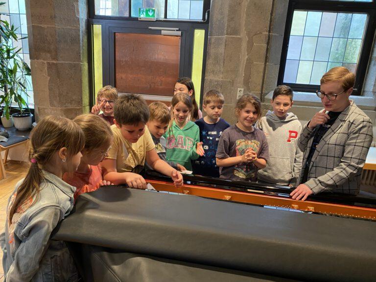 Kinder am Klavier