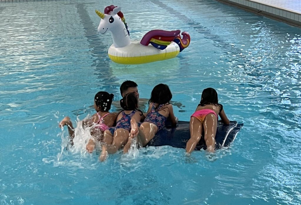 Kinder im Schwimmbad