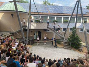 Tanzende Kinder im Atrium