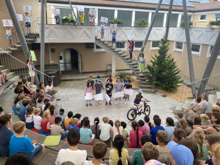 Singende KInder im Atrium