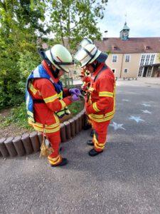 Zwei feuerwehrmänner