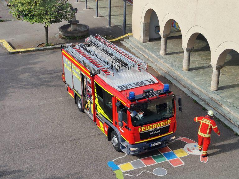 Feuerwehrauto auf dem Schulhof