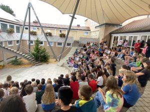 Kinder im Atrium