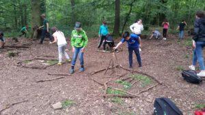 Kinder im Wald