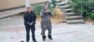 Polizei und Zebra im Atrium