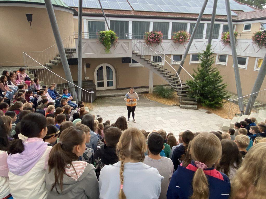 Volles Atrium zum Abschied von ANnca