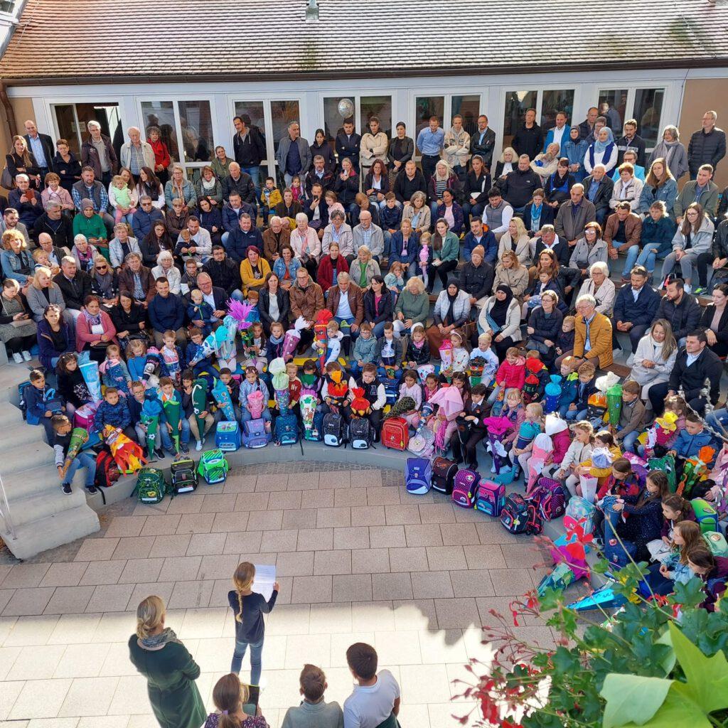 Im Atrium zur Einschulung