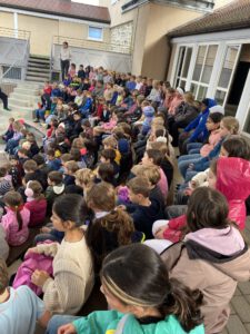 Vollbesetztes Atrium beim Ludwig