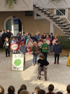 Kinder im Atrium mit Verkehrsschildern