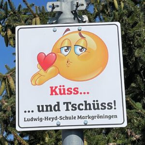 Straßenschild Tschüss und Küss