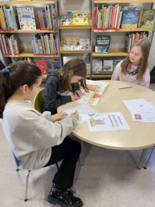 Kinder in der Bücherei