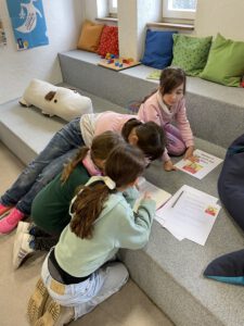 Kinder lesen in der Bücherei