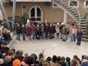 Singende Kinder im Atrium