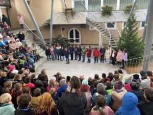 Kinder sagen ein Gedicht auf im Atrium