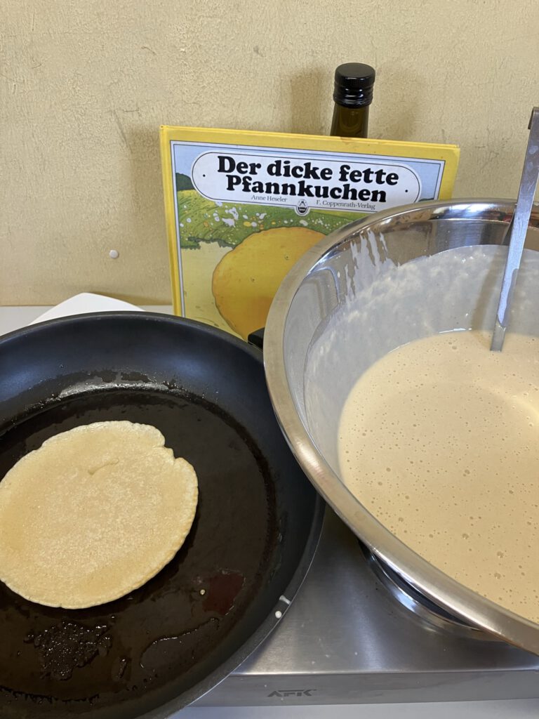 Pfannekuchen in der Pfanne