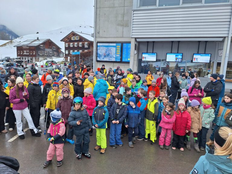 Gruppenfoto beim Skifahren