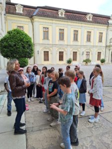 Vesperpause im Schloßhof