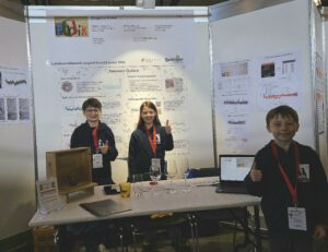 Kinder vor Stand bei Jugend forscht wettbewerb
