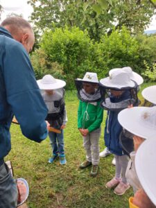 Imker mit den KIndern