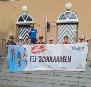 Lehrerin präsentiert Plakat