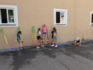 Kinder probieren Stelzenlauf