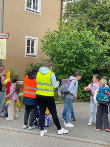 Eltern stempeln vor dem Schulhof