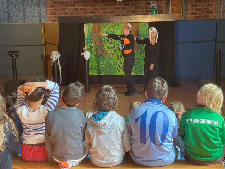 Kinder im Theater in der turnhalle