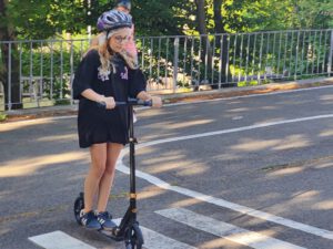 Kind auf dem Roller