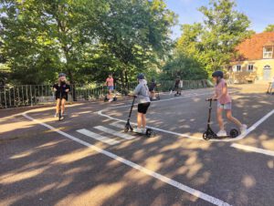 Rollerfahren auf dem Schulhof