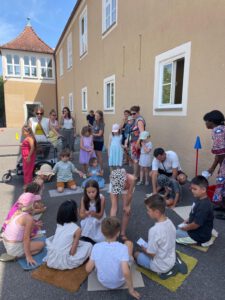 Eltern und Kinder spielen