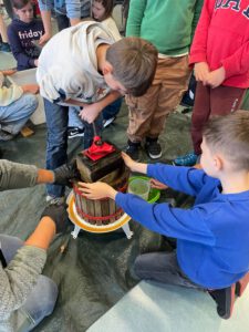 Kinder machen Apfelsaft