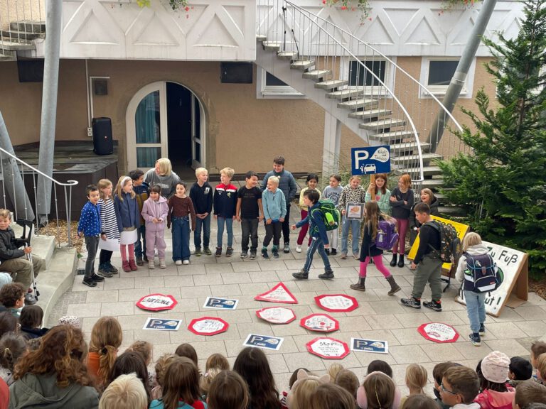 Versammlung zur Fuß zur Schule