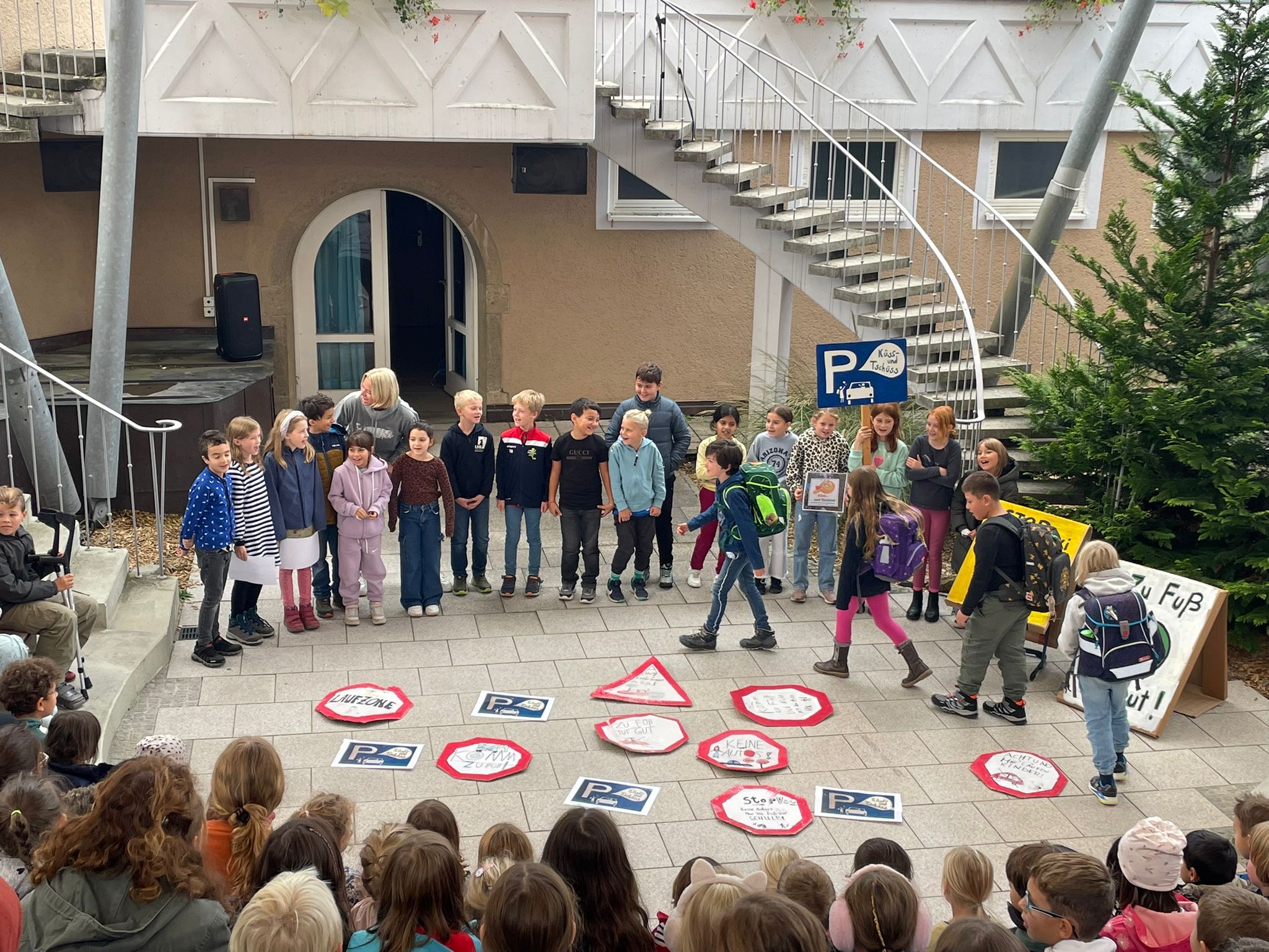 Versammlung zur Fuß zur Schule