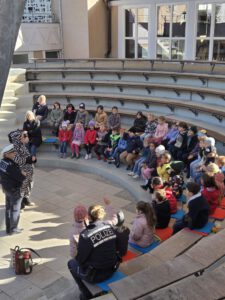 Polizei und Zebra im Atrium