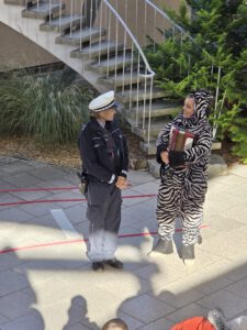 Polizistin und Zebra