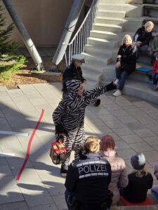 Zebra und Polizist auf dem Zebrastreifen