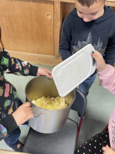 Apfelstücke kommen in den Topf