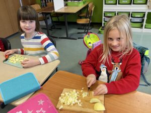 Äpfel schneiden für Apfelmus