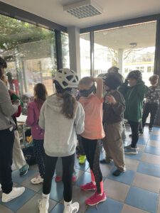 Kinder stehen in der SChlange