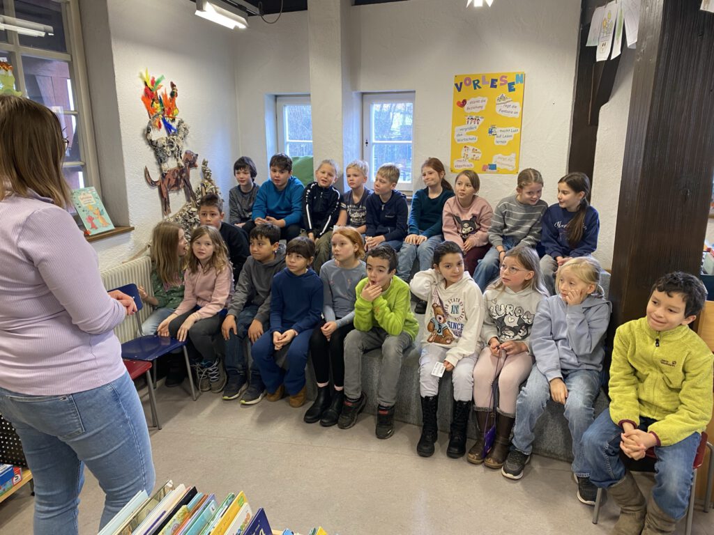 Kinder in der Bücherei