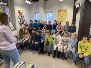 Kinder in der Bücherei